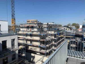 26.04.2021 Die Fassade von Haus 1 wird fertiggestellt