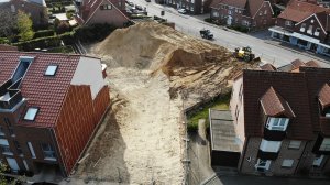 09.05.2021 Das Grundstück dient derzeit als Zwischenlager für Sand