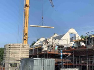 09.06.2021 Beim ersten Doppelhaus wird das Dach errichtet