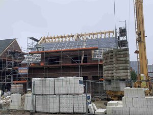 07.10.2021 Bei diesem Doppelhaus wird am Dach gearbeitet