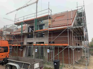 07.10.2021 Das Dach des Doppelhauses ist gedeckt und die Fenster sind drin