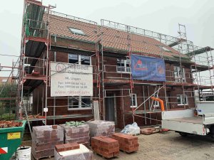 07.10.2021 Nun sind auch in diesem Doppelhaus die Fenster drin