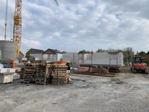 03.05.2022 Die Rohbauarbeiten für dieses Mehrfamilienhaus sind gestartet