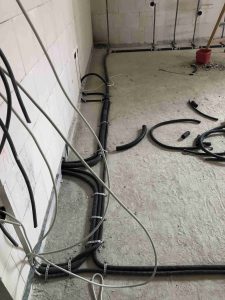 29.08.2022 Die Elektroarbeiten haben in beiden Häusern begonnen