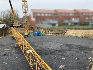 04.04.2022 Der Kran wird aufgestellt