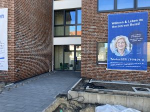25.09.2023 Der Hauseingang ist gepflastert