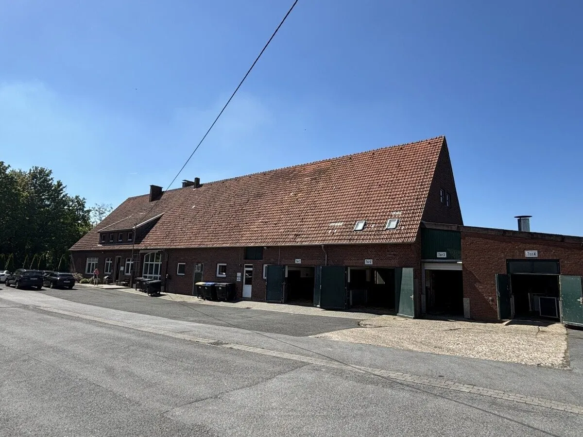 Hoffläche VMI Vermittlung Münster Immobilien GmbH & Co. KG - Immobilienangebot - Münster / West - Alle - Grünes Familienglück nahe Münster - mit Platz für Pferdefreunde